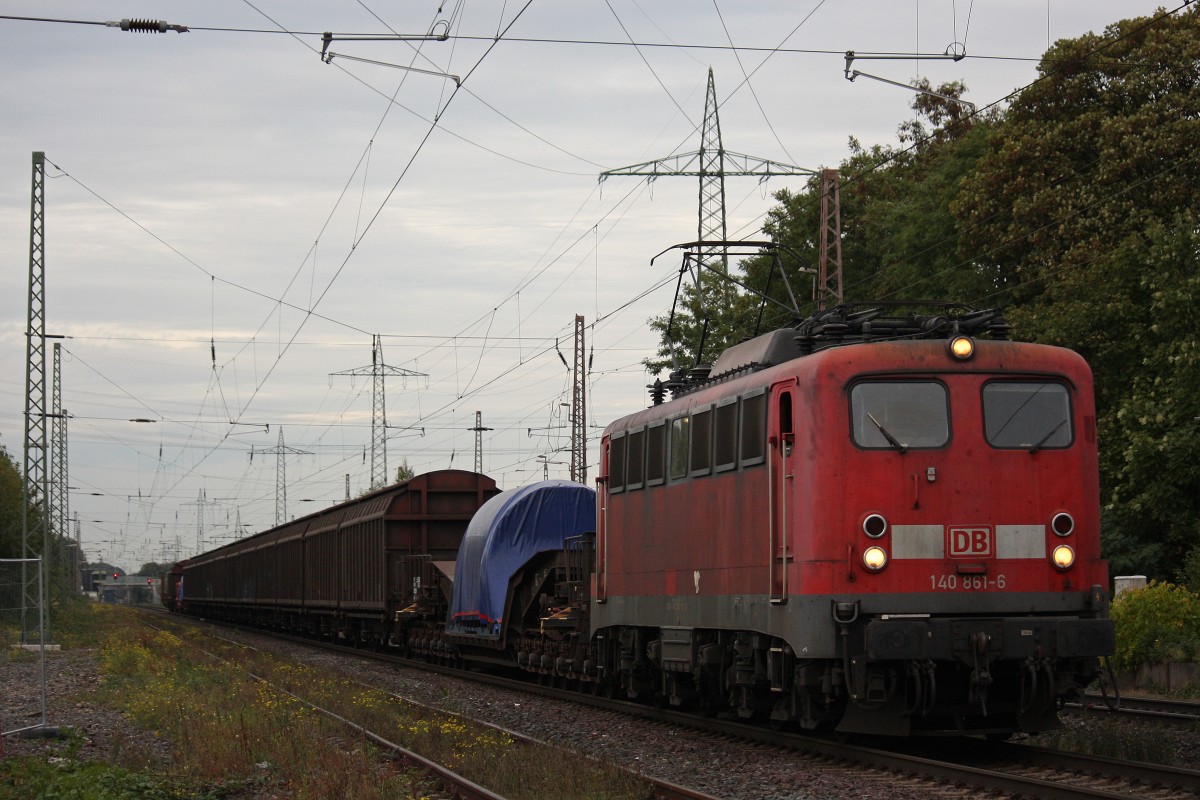 140 861 am 14.10.13 mit zwei Schwertransportern und einigen Schiebewandwagen in Ratingen-Lintorf.