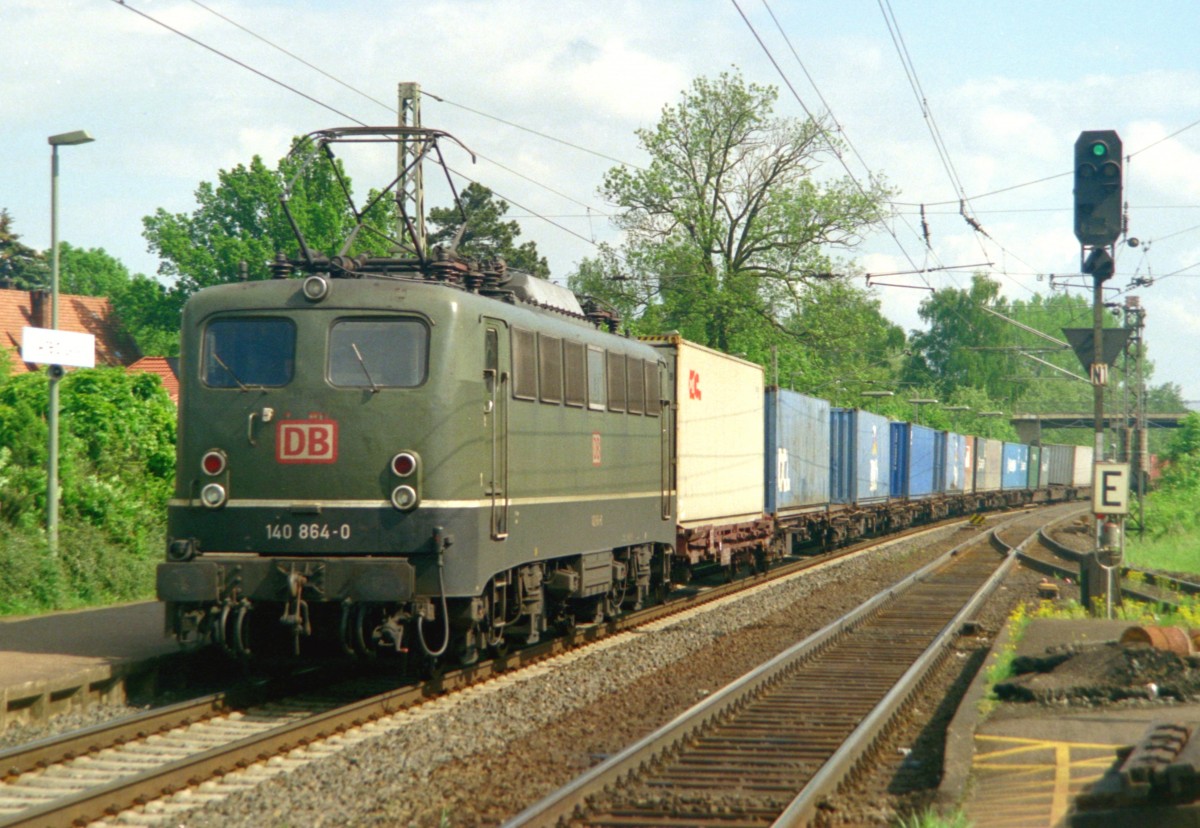 140 864 mit Gterzug Richtung Hannover am 13.05.1999 in Alfeld (Leine)