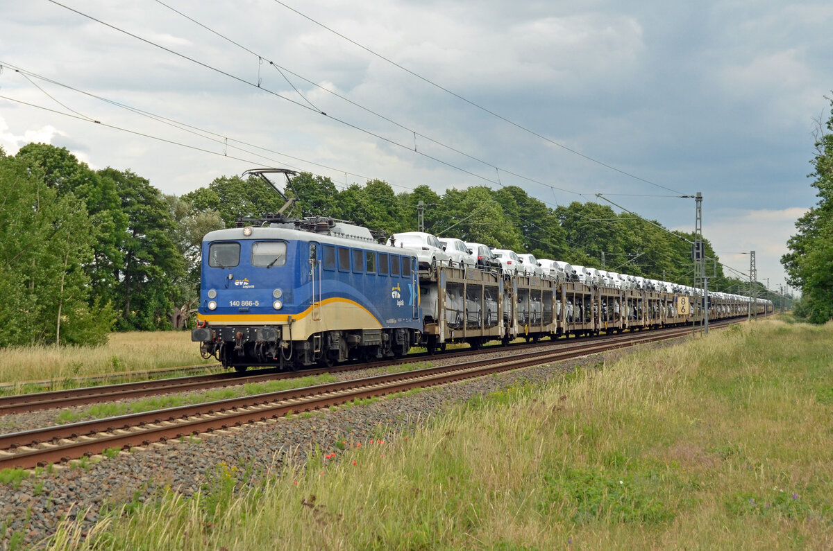 140 866 der evb führte am 11.06.22 einen BLG-Autozug vom Standort Falkenberg(E) kommend durch Jütrichau Richtung Magdeburg zu den Nordseehäfen.