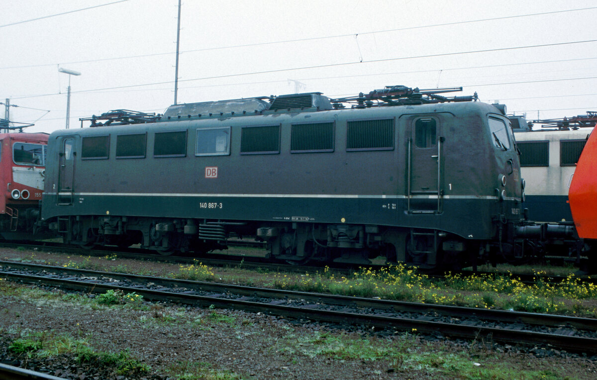 140 867 in grün am 22.10.2000 im Bw. Mannheim.