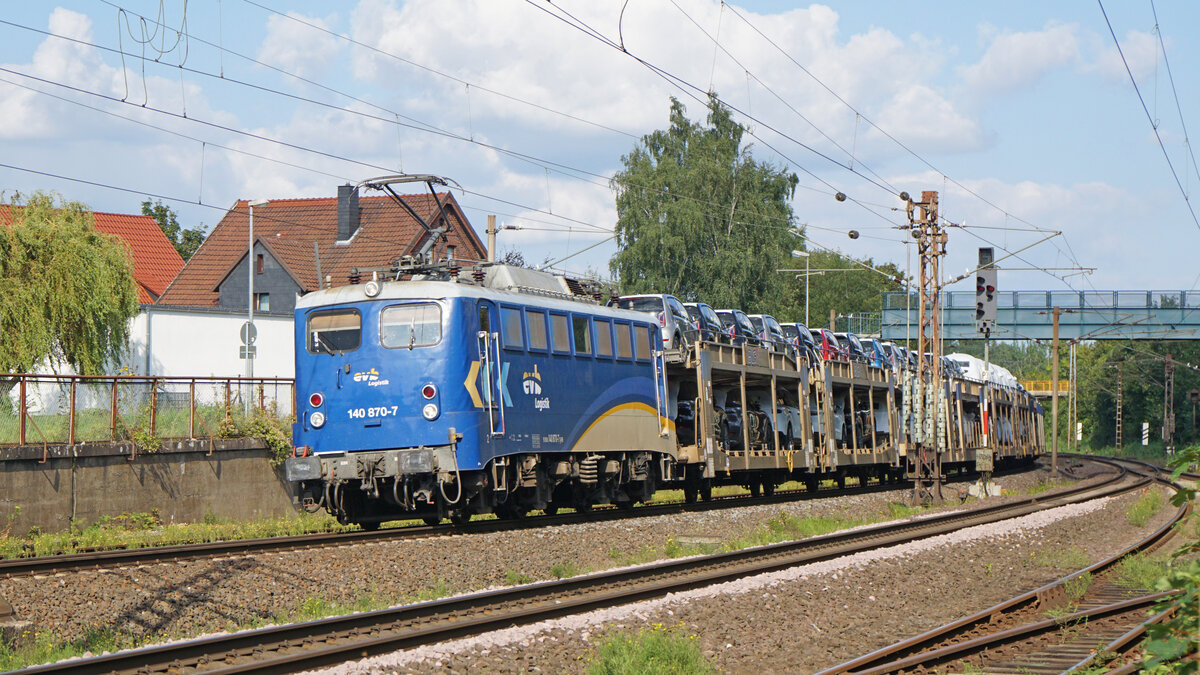 140 870 der Eisenbahnen- und Verkehrsbetriebe Elbe-Weser mit einem Autotransport-Zug kurz vor der Durchfahrt durch den Bahnhof Bückeburg. 
Aufgenommen im August 2021.