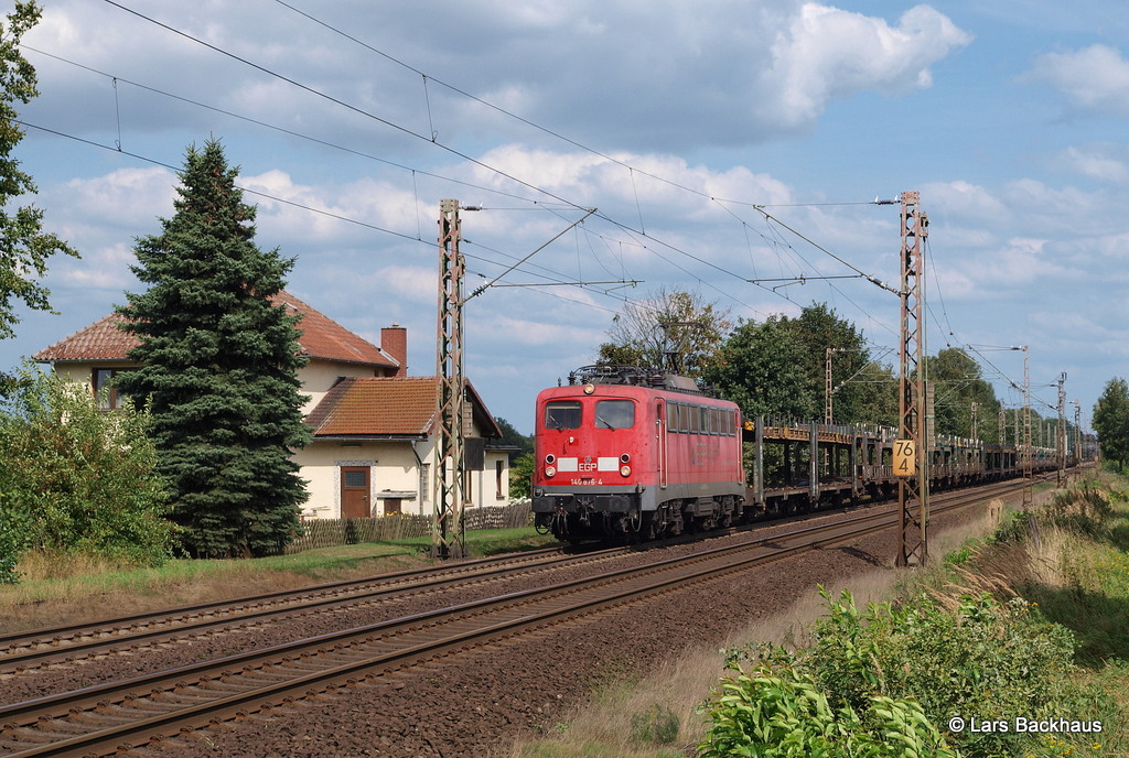140 876-4 EGP hat am 27.08.13 einen leeren Autotransportzug am Haken und passiert Drverden Richtung Hannover.