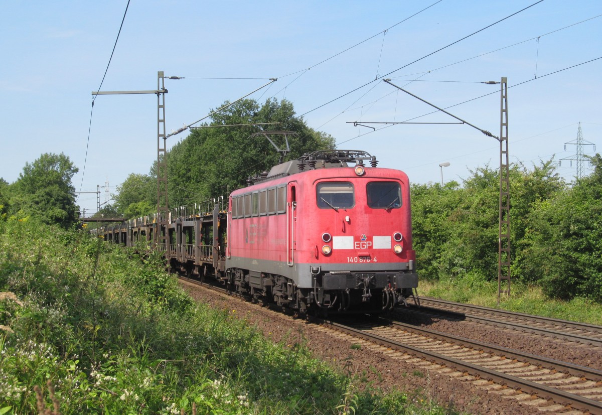 140 876-4 der EGP zieht am 16. August 2013 einen Autotransportzug durch Ahlten in Richtung Lehrte.