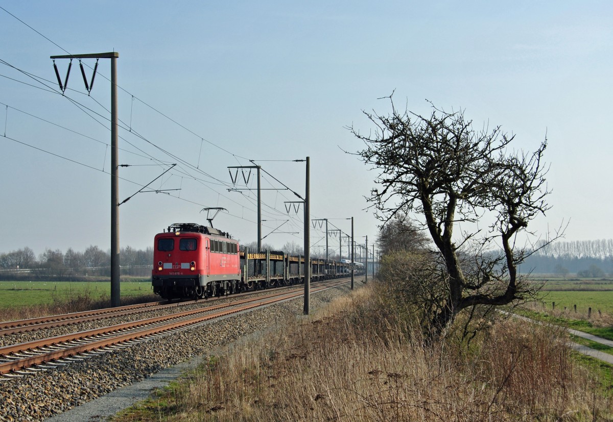 140 876-4 fuhr am 13.03.2014 mit einem Güterzug von Bremen nach Emden, hier bei Veenhusen.