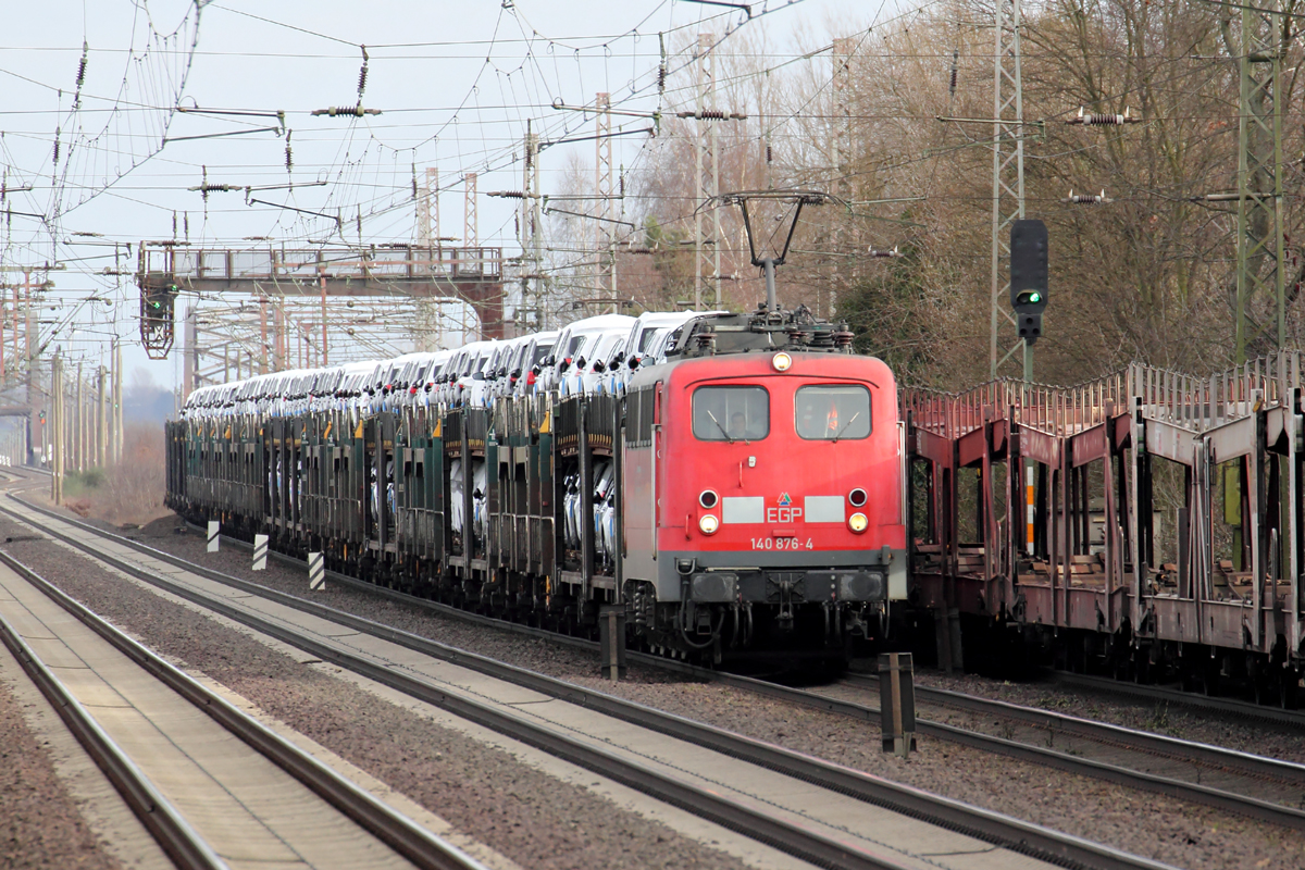 140 876-4 zum 2 mal an diesem Tag nun mit einem vollen Autozug in Dedensen-Gümmer 15.2.2014