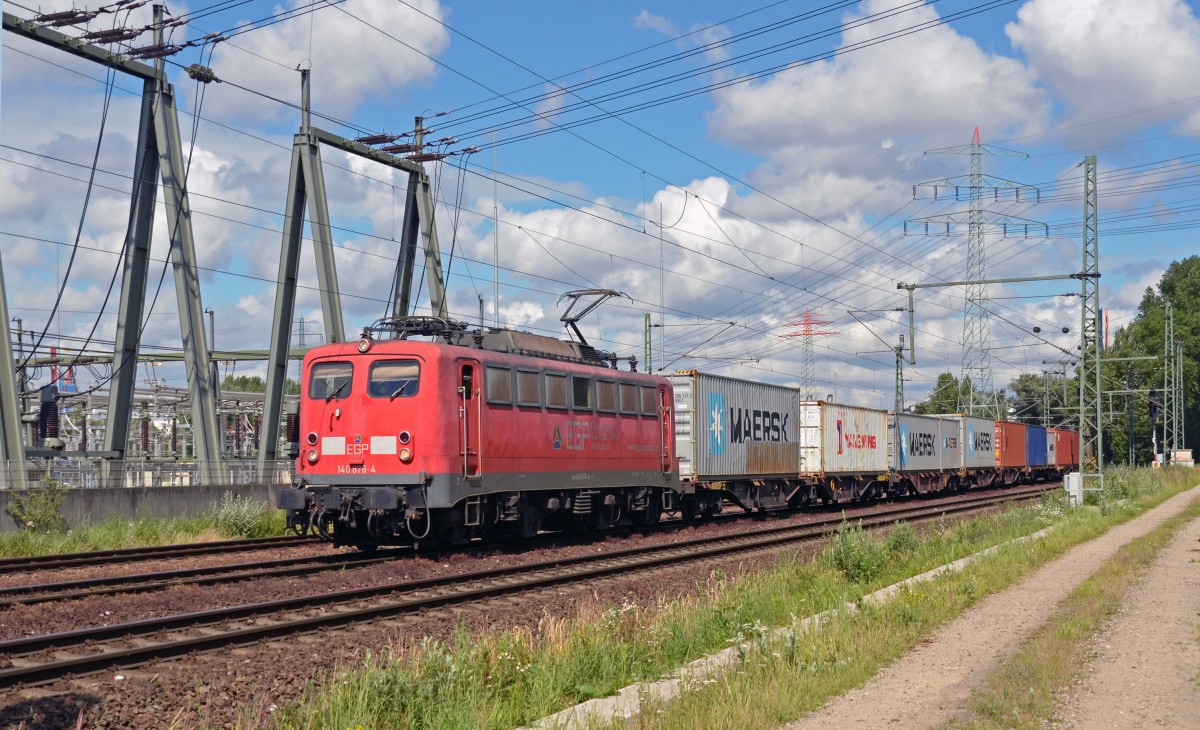 140 876 verlässt mit einem Containerzug am 02.07.14 den Containerbahnhof Waltershof. Vorbei am Umspannwerk Dradenau zog sie ihren Zug Richtung Moorburg. 