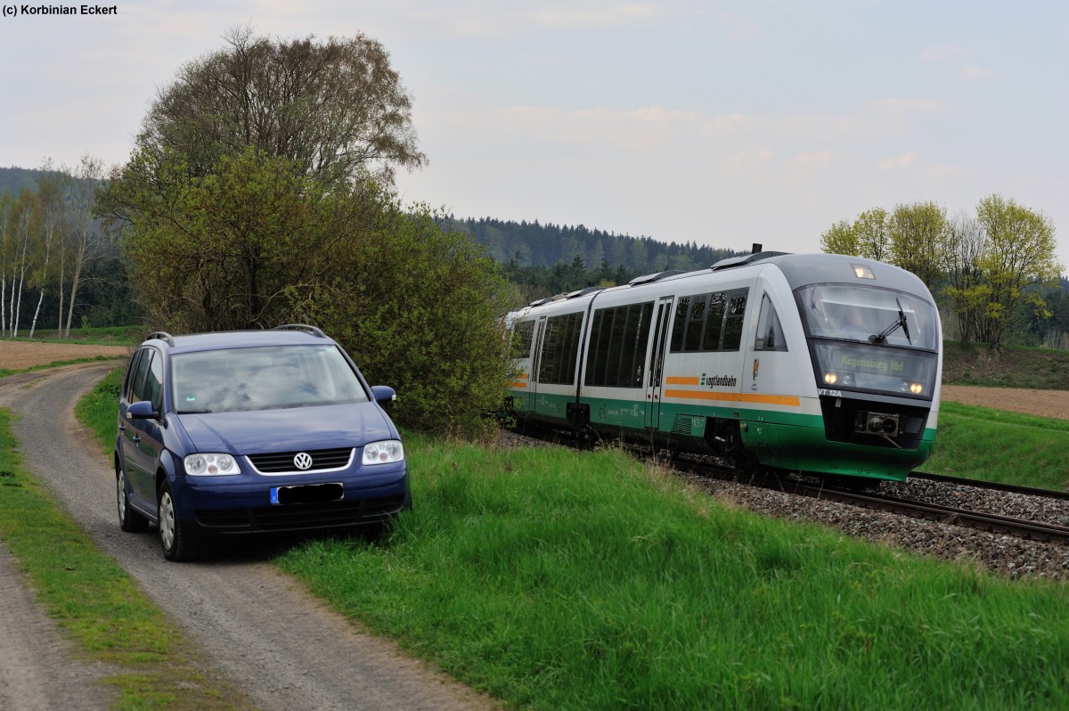 140 PS gegen 750 PS, wer da wohl den krzeren zieht. Abgesehen von der Beschleunigung wohl der Desiro der Vogtlandbahn. Am 05. Mai fuhr dieser von Marktredwitz nach Regensburg Hbf bei Oberteich.