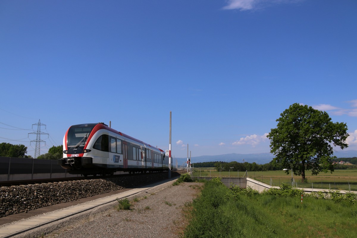 140 Stunden Kilometer Schnell saust der GTW 2/8 an mir vorbei am heutigen 8.05.2015. Im Hinterkopf natürlich das Schreckliche Zugunglück bei Übelbach vom Mittwoch bei dem der erst 21 jährige Triebfahrzeugführer ums Leben kam. Hier in der nähe von Wettmanstätten zu sehen.