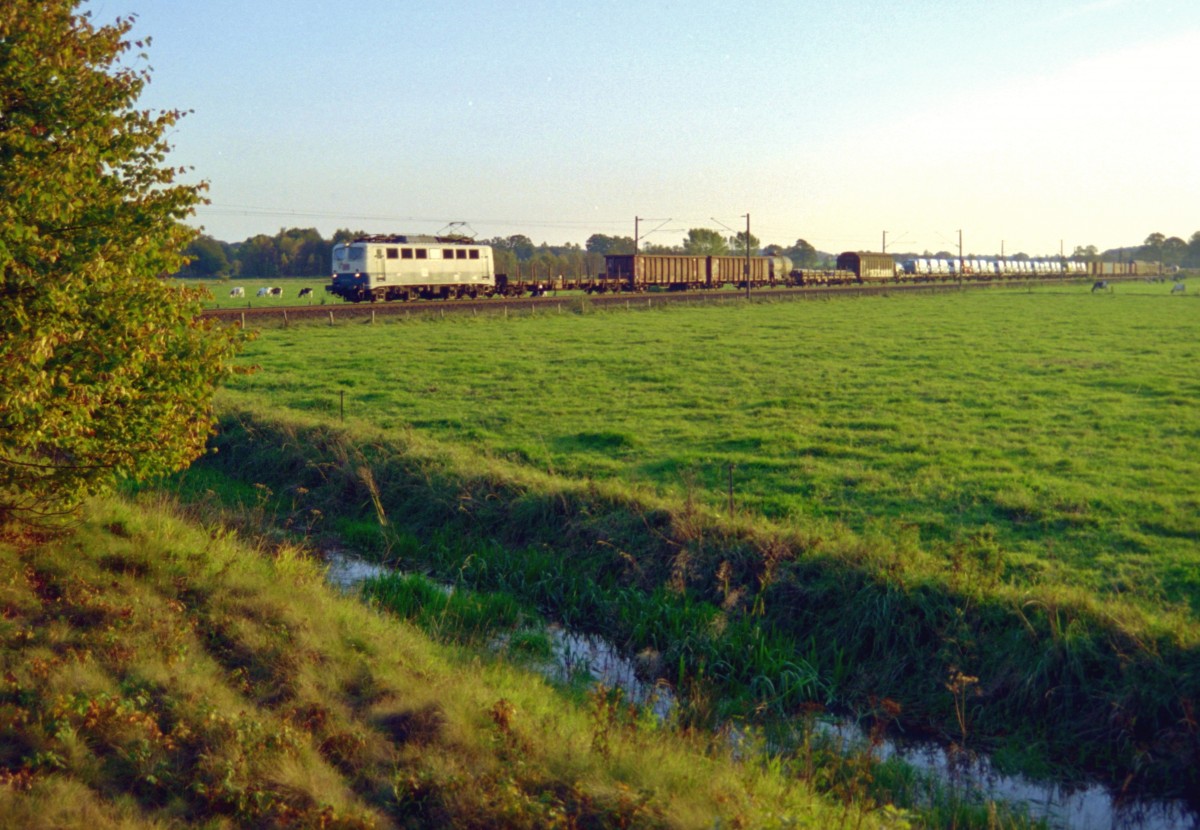 140 xxx mit Gterzug Richtung Maschen am 18.10.2000 zwischen Jesteburg und Maschen