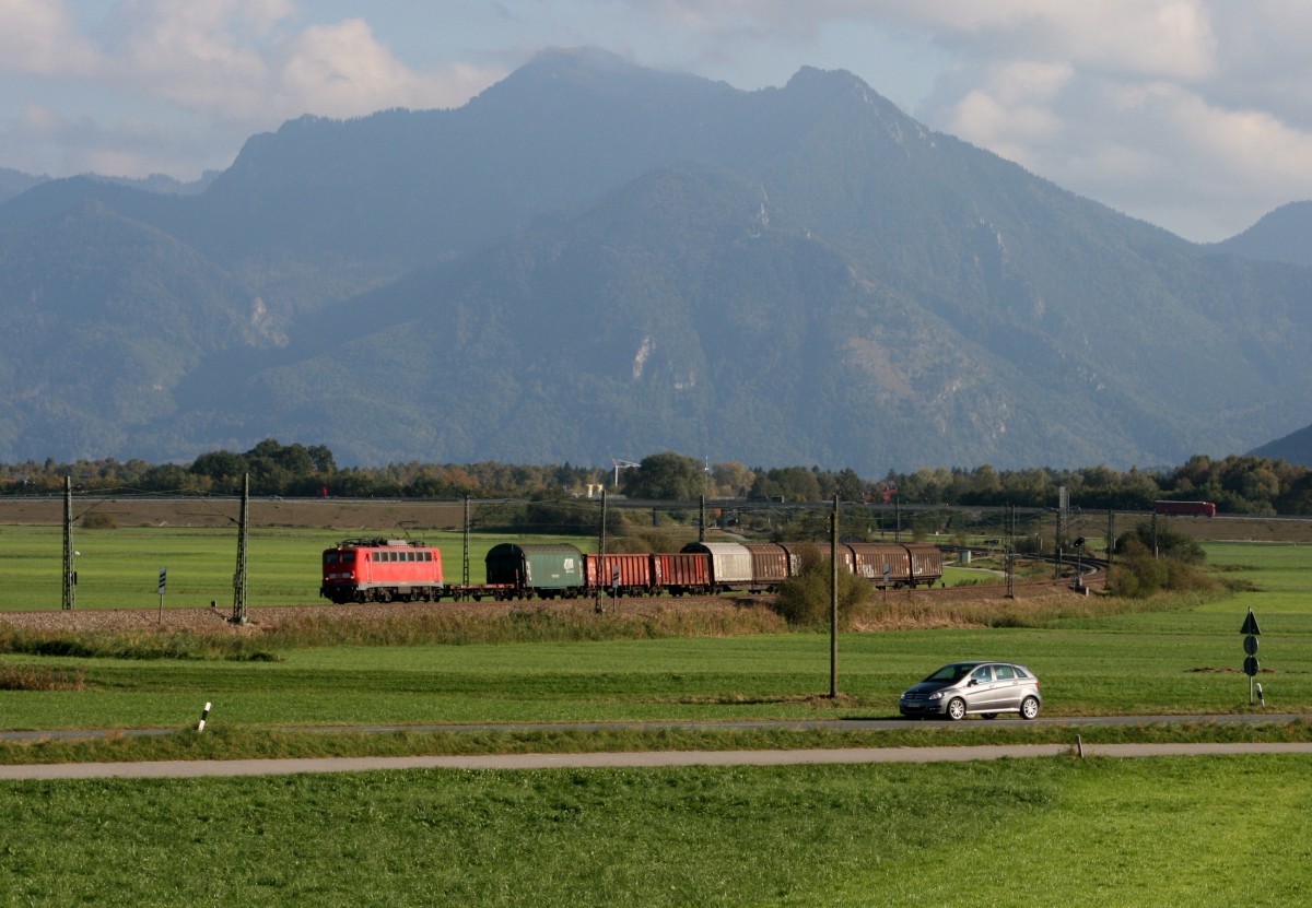 140 xxx mit Gterzug Richtung Rosenheim am 14.10.2011 zwischen Bernau und Prien am Chiemsee
