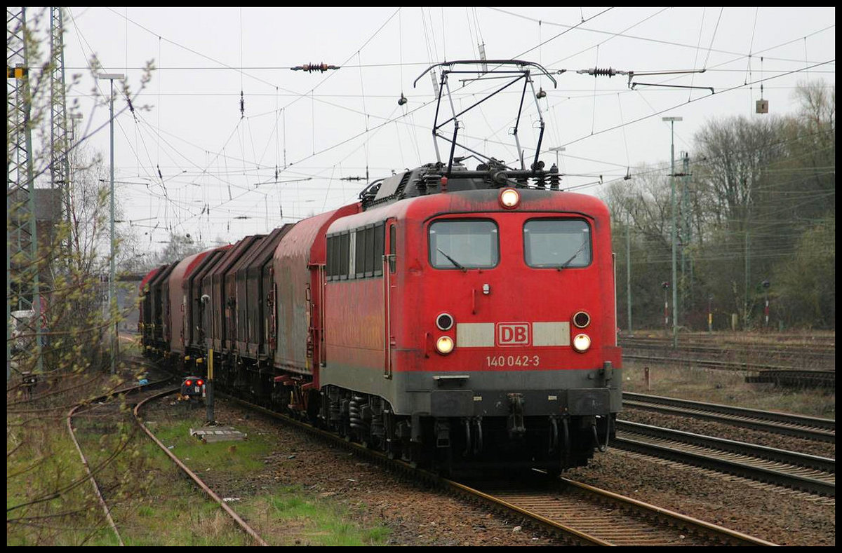 140042 wird hier am 15.4.2006 um 17.52 Uhr im Bahnhof Hasbergen in das westliche Ausweichgleis genommen, um einen nachfolgenden Intercity in Richtung Münster vorbei zu lassen.
