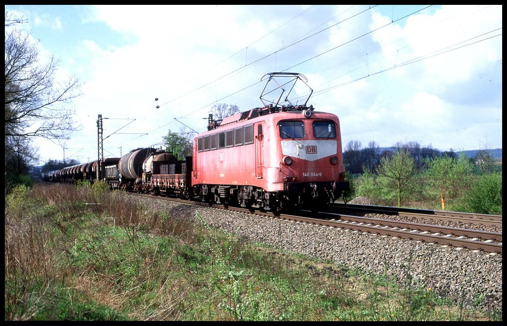 140044-9 erreicht hier am 5.4.1999 mit ihrem gemischten Güterzug aus Richtung Münster kommend die Landesgrenze Niedersachsen in Hasbergen.