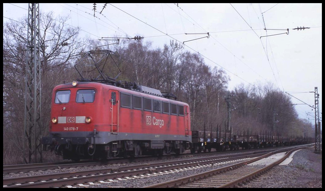 140078-7 Cargo fährt hier mit einem Güterzug am 3.4.2004 um 11.05 Uhr in Richtung Münster durch den Bahnhof Natrup Hagen.