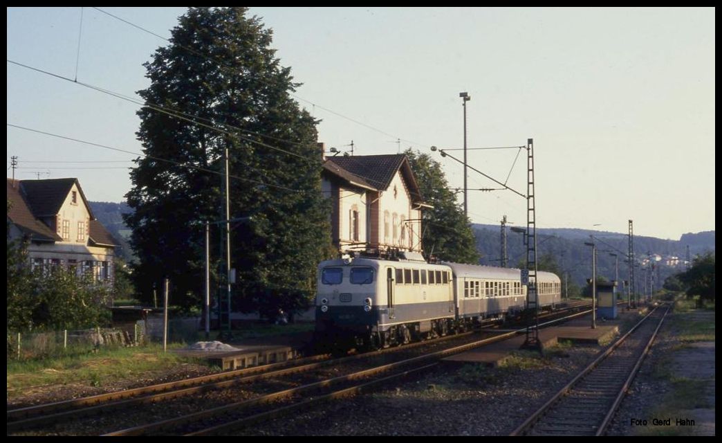 140115 hält mit dem N 7339 auf dem Weg nach Seckach am 15.8.1989 um 18.58 Uhr im Bahnhof Dallau.