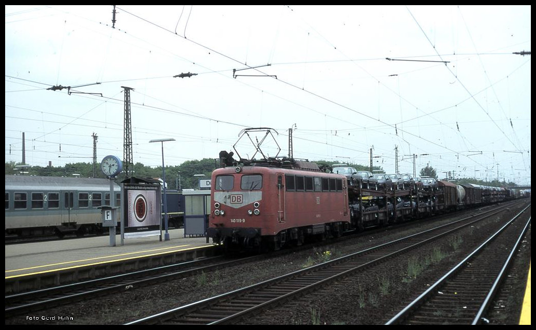 140119 fuhr am 13.5.1995 um 14.30 Uhr mit einem Güterzug in Richtung Aachen durch den Bahnhof Düren.