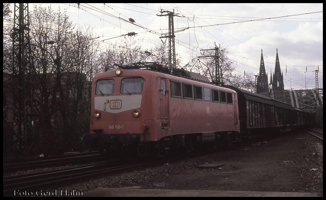 140126 fuhr am 25.3.1993 um 14.32 Uhr mit einem Güterzug aus Richtung HBF Köln über die Hohenzollernbrücke in den Bahnhof Köln Deutz gefahren.