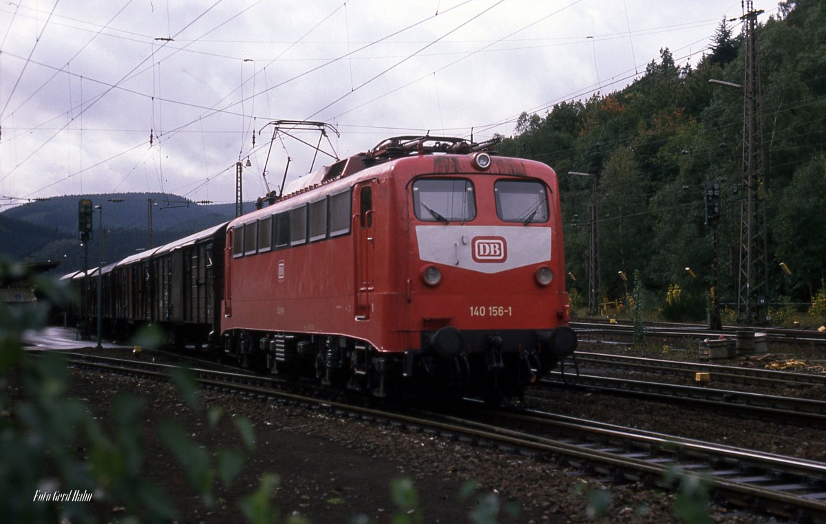 140156 mit Güterzug Richtung Hagen fährt am 7.10.1988 um 11.35 Uhr durch Altenhundem.