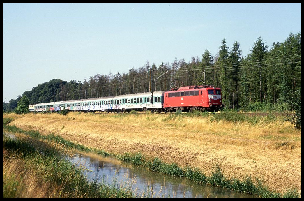 140200 ist hier am 10.7.1994 um 9.57 Uhr mit dem RSB nach Celle bei Großmoor unterwegs. Am Zugende hängt 141203.