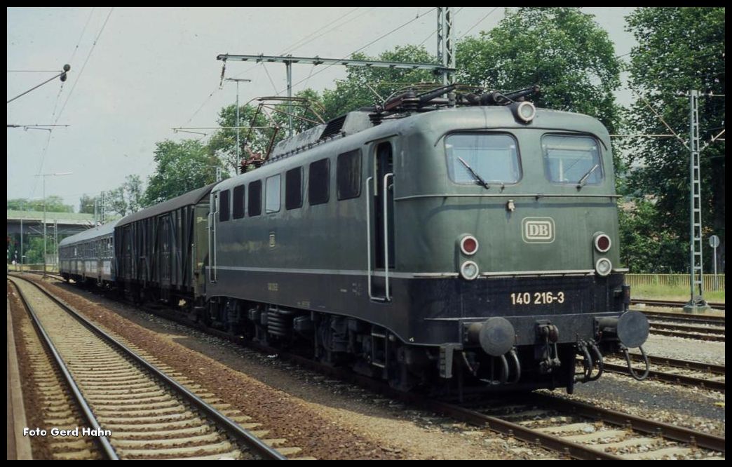 140216, fast noch im Ursprungszustand, stand am 8.7.1991 um 14.06 Uhr mit einer aus heutiger Sicht Oldtimer Garnitur im Bahnhof Osterburken. Damals führte man im Zug noch einen Behelfspackwagen mit.