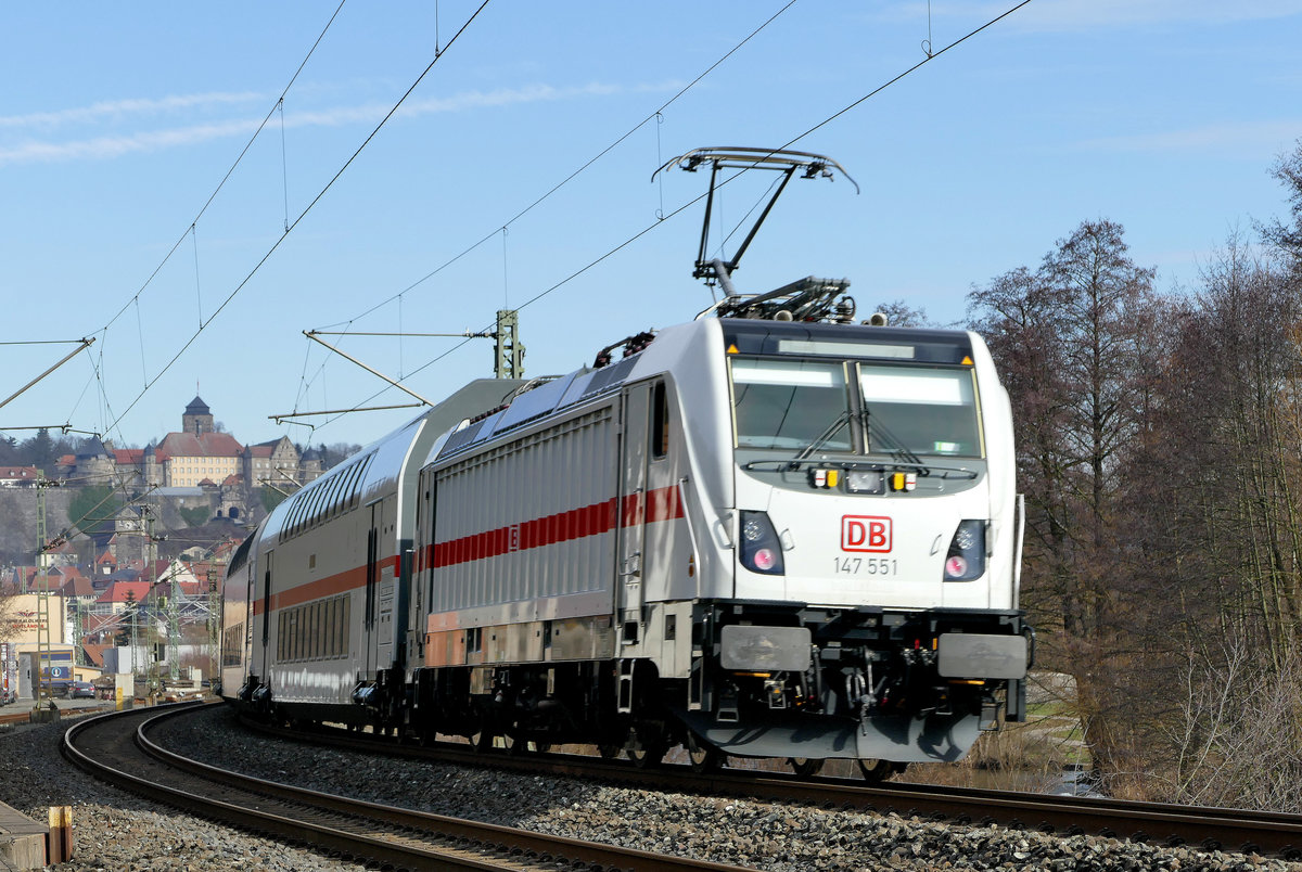 14.02.2019, IC 2063 von Karlsruhe Hbf nach Leipzig Hbf fährt in den Bahnhof Kronach ein. Von Pünktlichkeit hielt er meist nicht viel, es war ein Glücksspiel ihn in der mir vorgegebenen Zeit zu erwischen. Heute passte es aber wieder einmal.