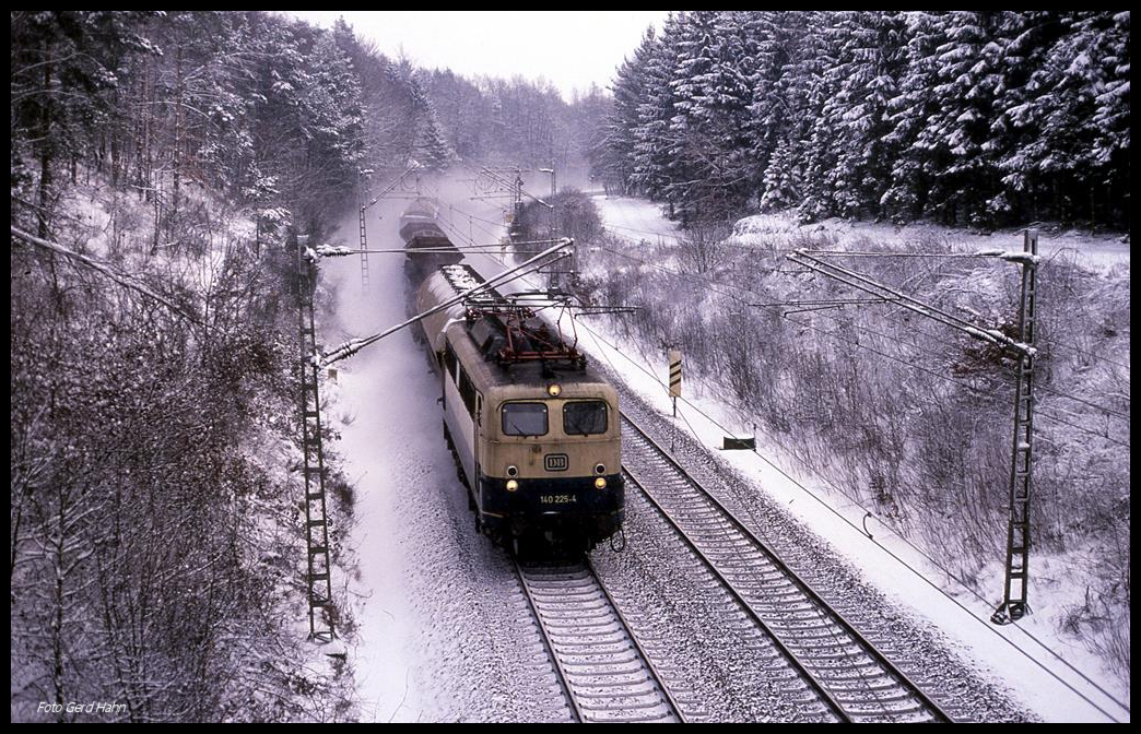 140225 müht sich hier mit einem schweren Güterzug in Richtung Osnabrück am 14.2.1991 um 11.30 Uhr über das Wiehengebirge bei Ostercappeln.
