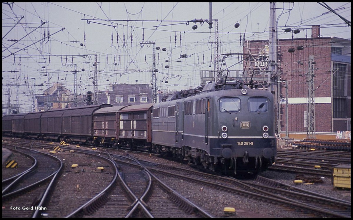 140261 hat am 26.4.1990 bei der Einfahrt in Köln HBF um 14.05 Uhr nicht nur einen Postzug am Haken sondern auch noch 151021 im Schlepp.