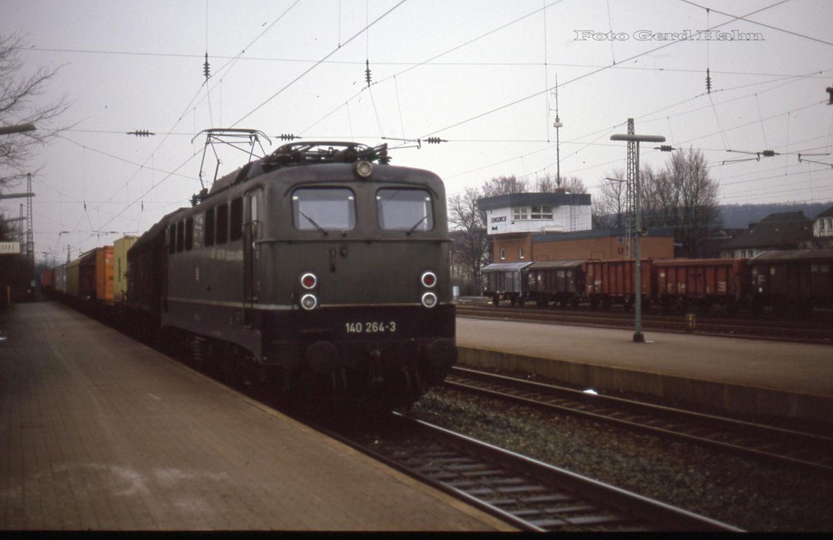 140264 ist am 3.3.1988 um 10.33 Uhr mit einem Güterzug auf der Rollbahn in Richtung Münster unterwegs. 