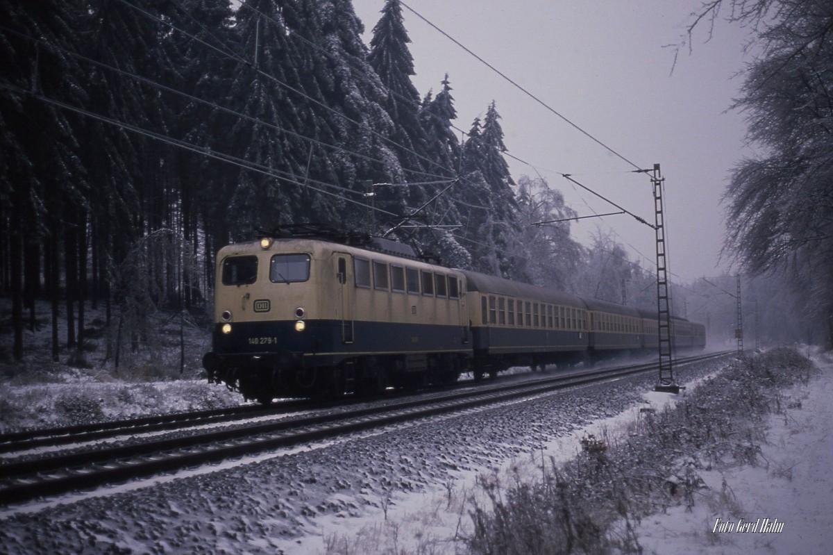 140279 mit E 3348 nach Cuxhaven am 3.12.1988 um 12.10 Uhr im Wald zwischen Vehrte und Ostercappeln.