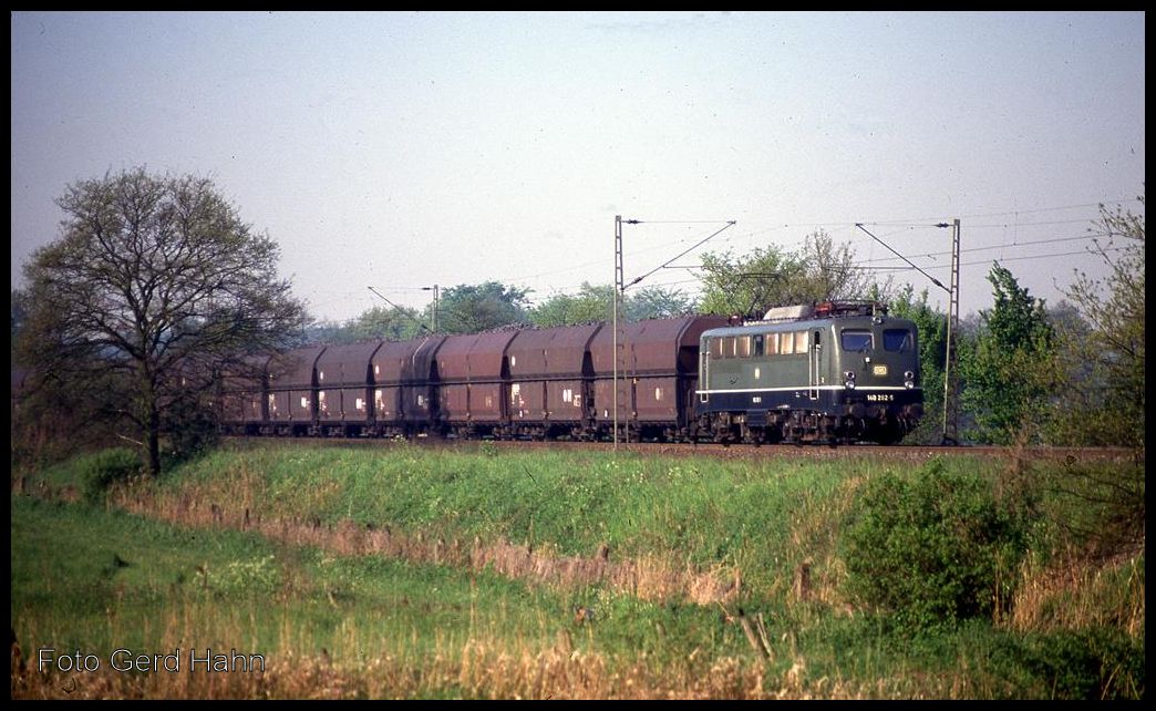 140282 war am 15.5.1992 um 8.50 Uhr mit einem Kokszug auf der  Rollbahn  am Ortsrand von Hasbergen in Richtung Osnabrück unterwegs.