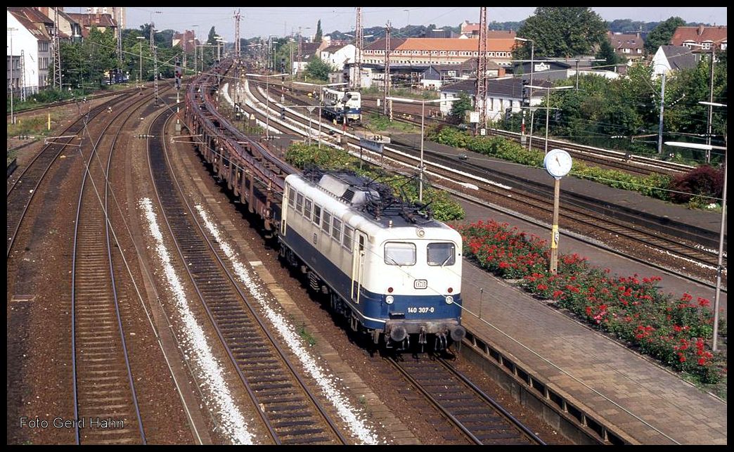 140307 kam am 9.8.1992 um 10.57 Uhr mit einem leeren Auto Transportzug in Richtung Löhne fahrend durch den unteren Bahnhof des HBF Osnabrück.