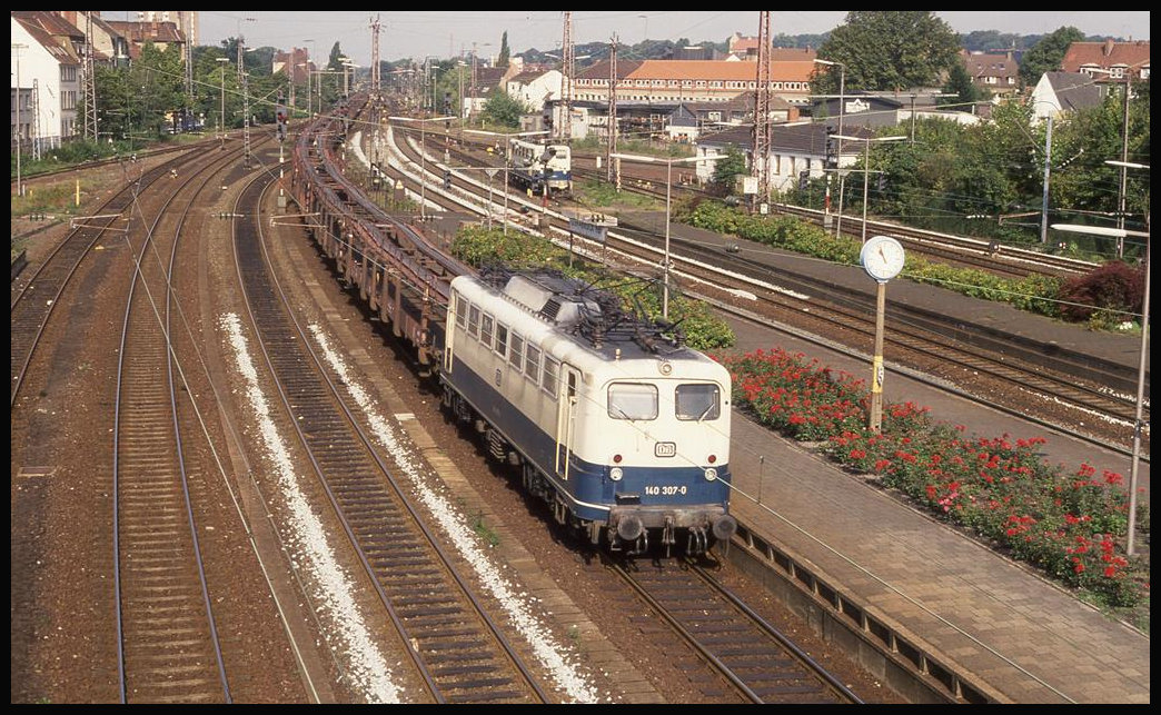 140307 kommt hier am 9.8.1992 um 10.57 Uhr mit einem Auto Transport Wagen Zug aus Richtung Rheine durch den unteren Bahnhof von Osnabrück HBF.