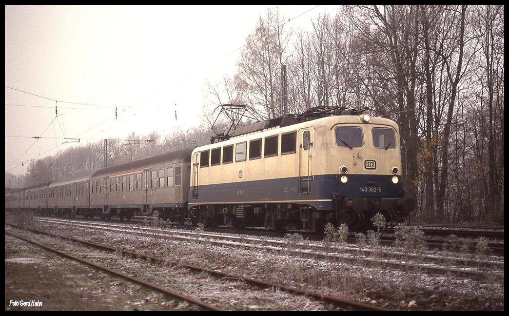 140362 war am 22.11.1991 mit einer aus Silberlingen gebildeten Leerwagen Garnitur unterwegs und kam um 9.26 Uhr in Richtung Osnabrück fahrend durch den Bahnhof Natrup Hagen.