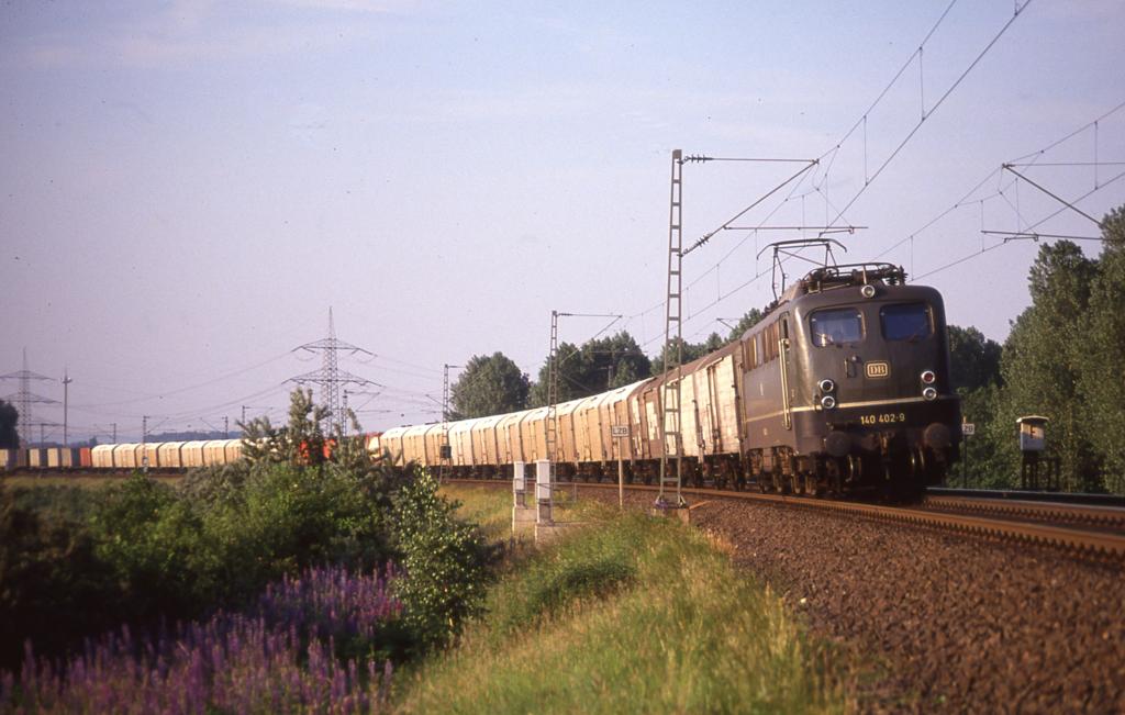 140402fährt am 2.7.1991 um 19.37 Uhr bei Bohmte mit einem Kühlzug in Richtung Osnabrück.