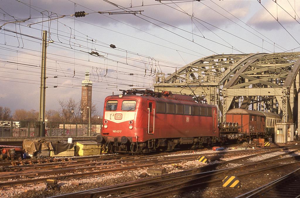 140417 kam am 25.3.1993 um 17.28 Uhr von der Hohenzollernbrücke mit einem Güterzug durch den Hauptbahnhof Köln.
