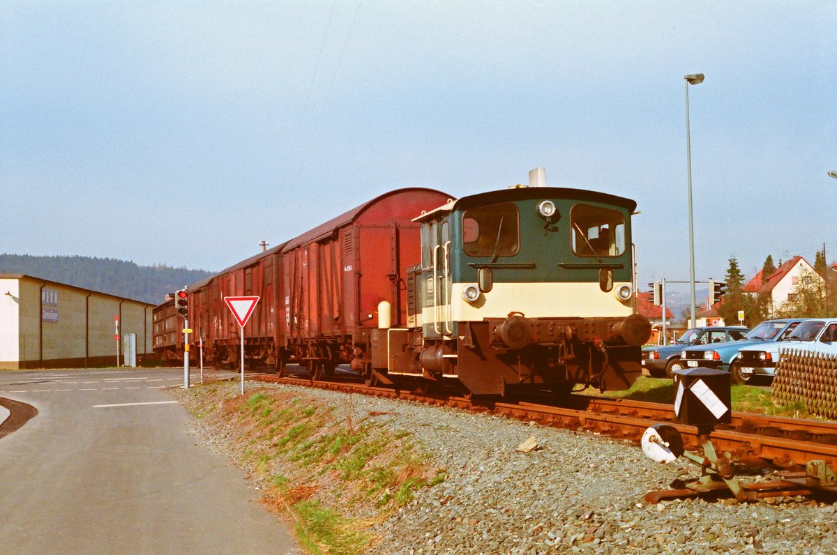 14.04.1988, Rodachtalbahn Kronach - Nordhalben, zu dieser Zeit fand noch Güterverkehr mit Kö III 333 122 zu den Kronacher Industriebetrieben und für Holztransporte auf der gesamten Strecke statt. Der kurze Zug befindet sich bei Höfles.