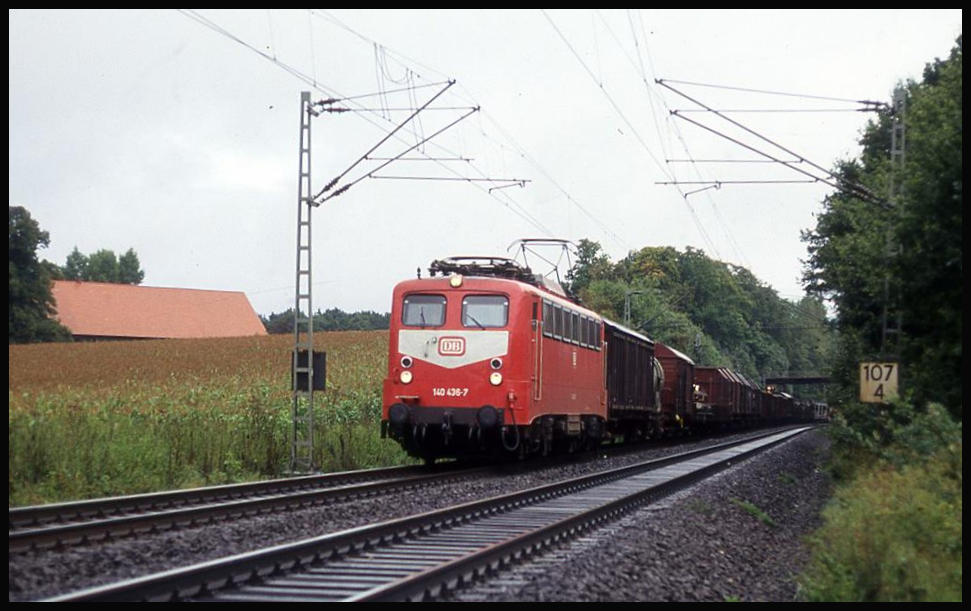 140436 ist hier am Ortsrand von Hasbergen am 3.9.1993 um 10.31 Uhr mit einem Güterzug in Richtung Münster unterwegs.