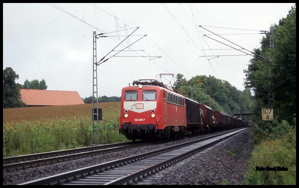 140436 war am 3.9.1993 am Ortsrand von Hasbergen mit einem Güterzug auf der Rollbahn in Richtung Münster unterwegs.