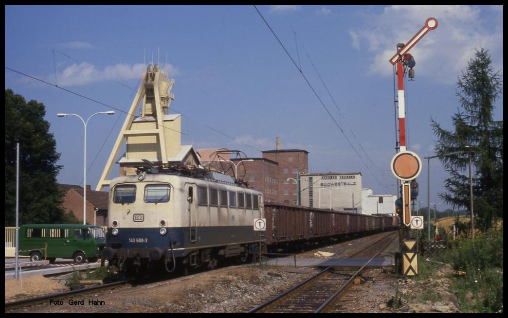 140508 rollt mit einem Güterzug Richtung Heilbronn am 15.8.1989 um 10.58 Uhr am Salzbergwerk in Bad Friedrichshall - Kochendorf vorbei.