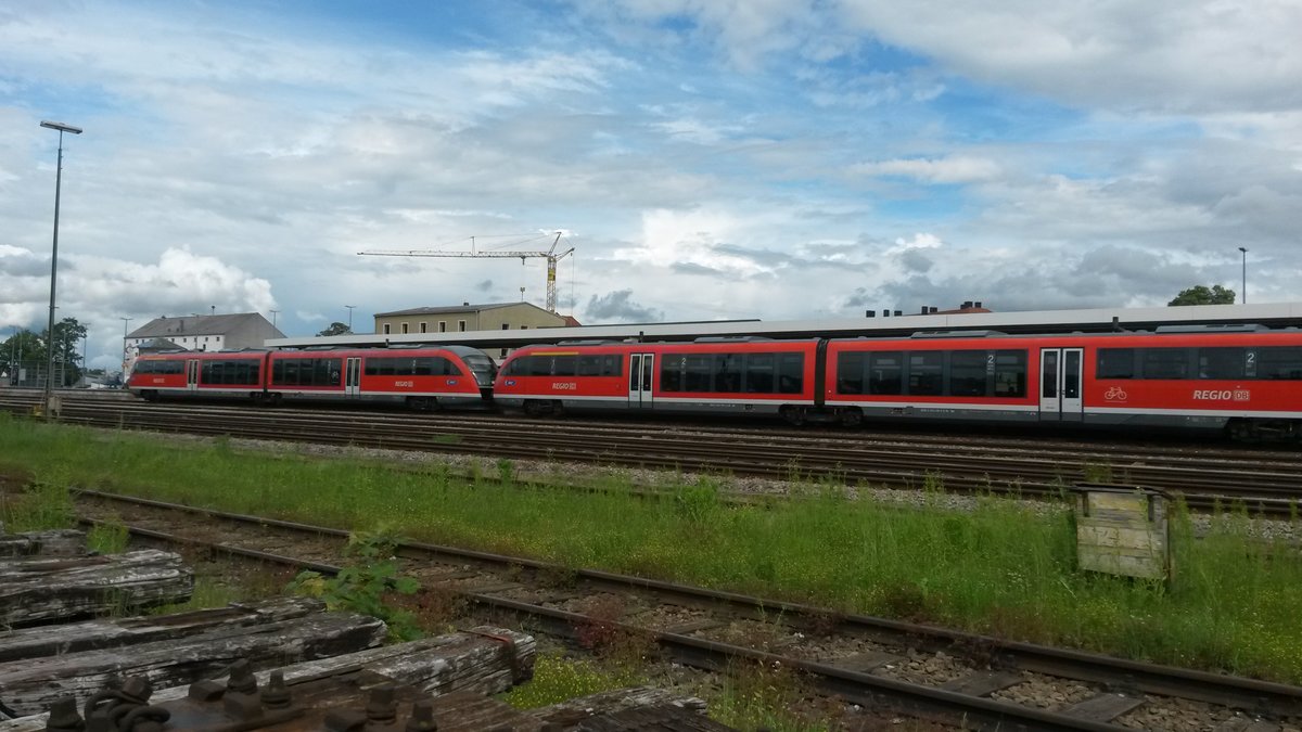 14.05.16 RE nach Memmingen und Bad Wörishofen im BHF Buchloe. Der Zug wartet die Einfährt des ALEX aus München ab,  welcher sich verspätet.
Allgäubahn