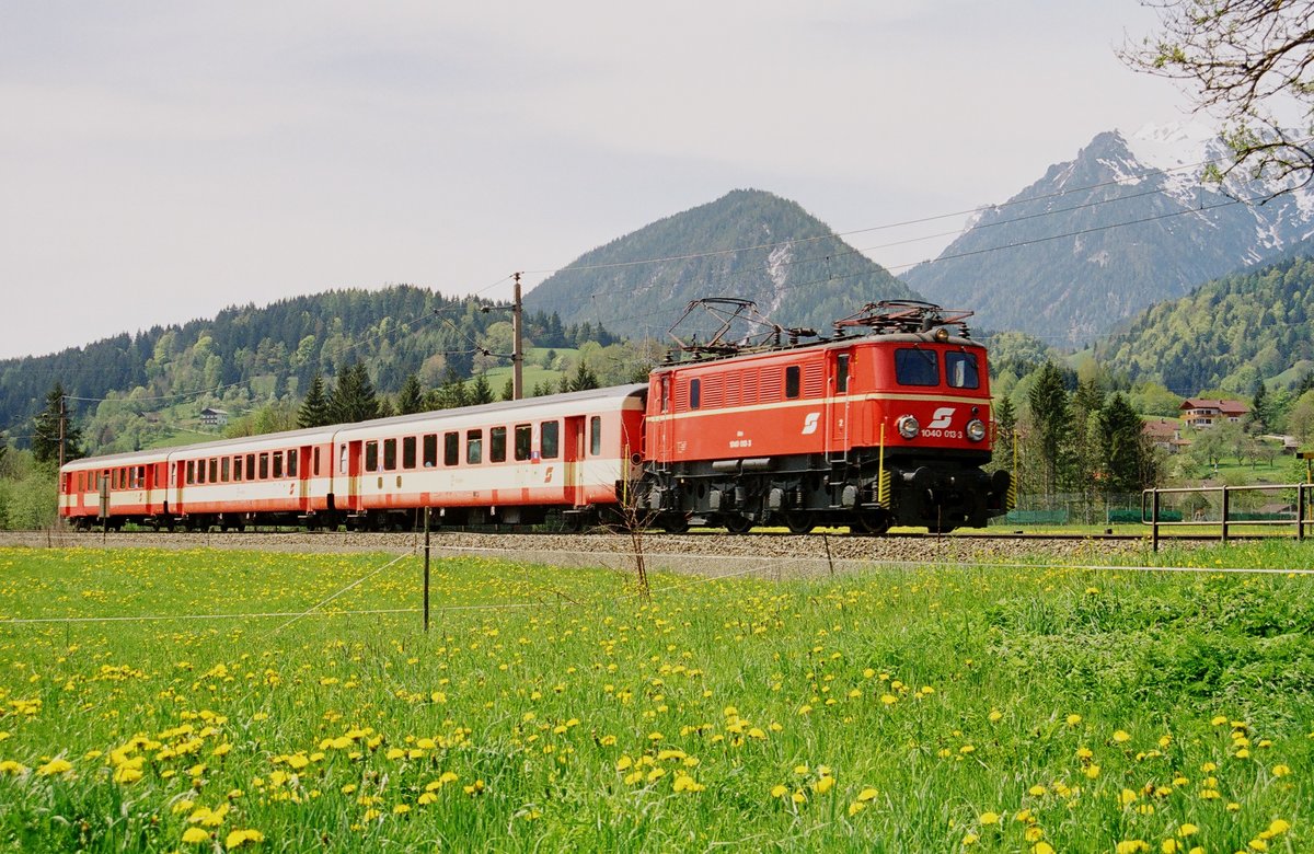 14.05.2005, Österreich, im Ennstal zwischen Schladming und Lietzen. Lok ÖBB 1040 013 fährt mit einem aus drei Schlierenwagen bestehenden Nahverkehrszug in Richtung Selzthal.