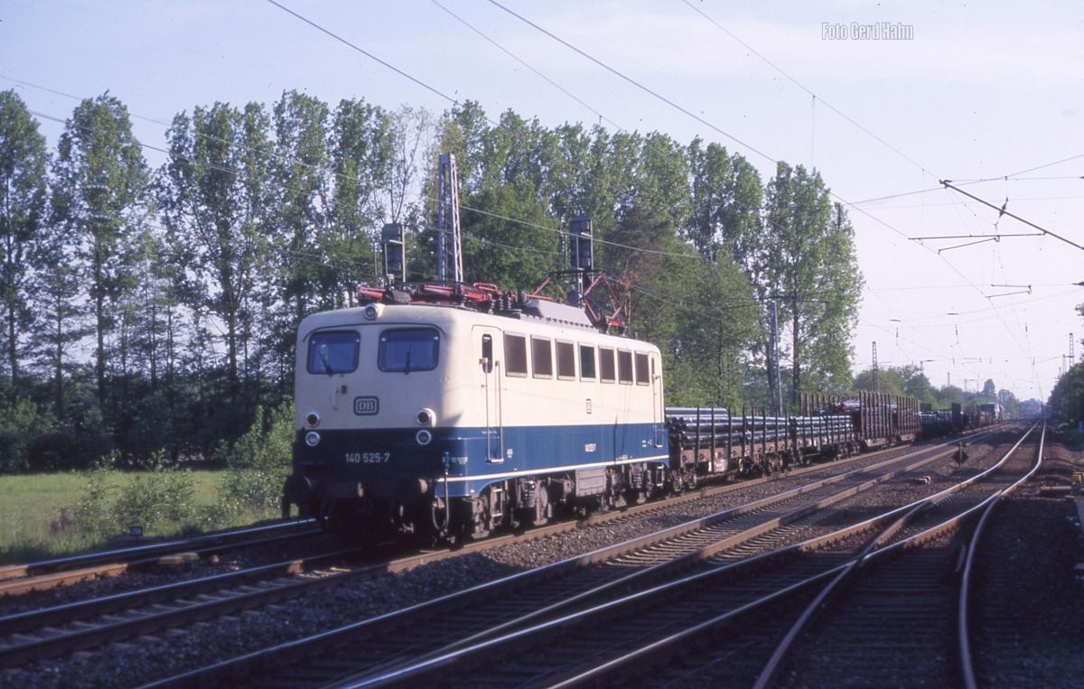 140525 passiert mit ihrem Güterzug Richtung Osnabrück am 8.11.1987 um 12.38 Uhr den Überholbahnhof Lengerich - Ringel.