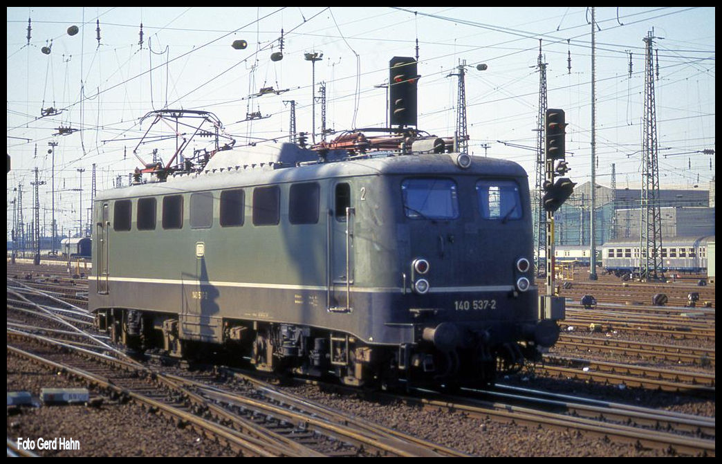 140537 noch in grünem Kleid mit silbernem Dach rangiert hier am 14.9.1991 im Gleisvorfeld des Hauptbahnhof Frankfurt am Main.