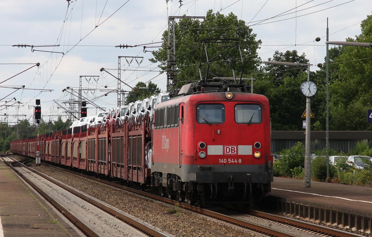 140544 erreicht mit einem Auto Transport Zug am 23.6.2014 aus Richtung Lingen kommend den Bahnhof Salzbergen.