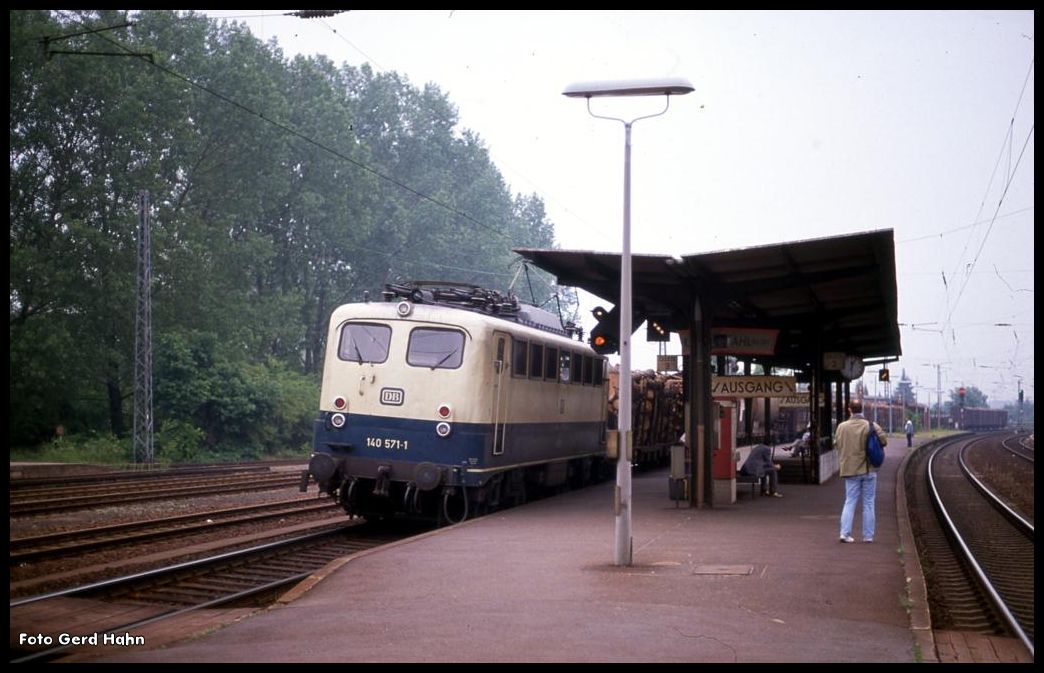 140571 fährt am 23.5.1990 um 12.04 Uhr mit einem Güterzug in Richtung Frankfurt durch Kahl am Main.