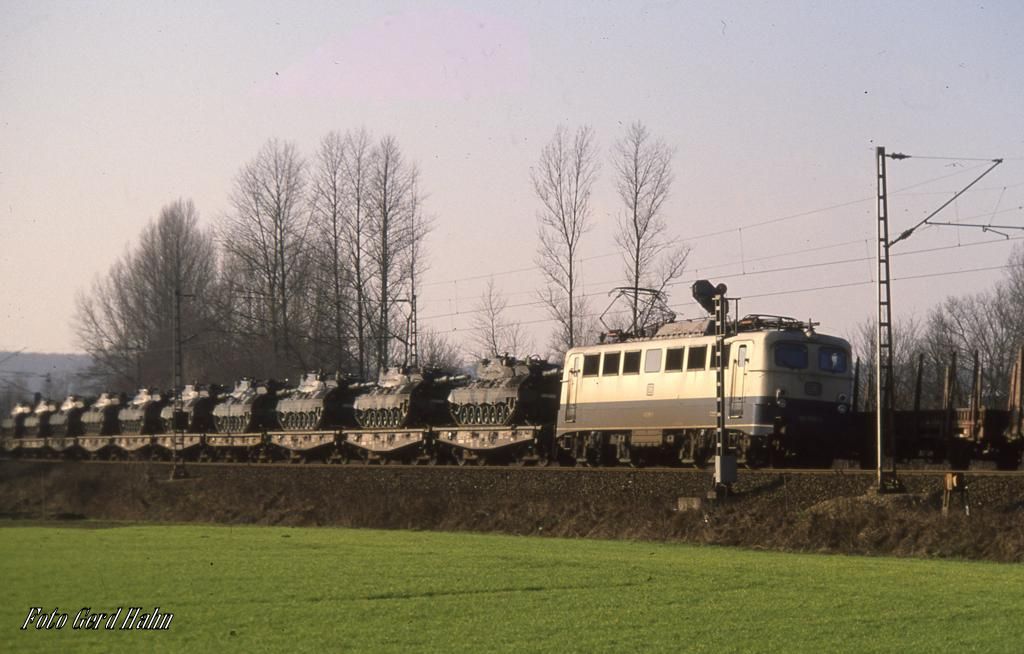 140586 war am 7.2.1989 um 12.00 Uhr mit einem Panzerzug auf der Rollbahn bei Natrup Hagen in Richtung Osnabrück unterwegs.