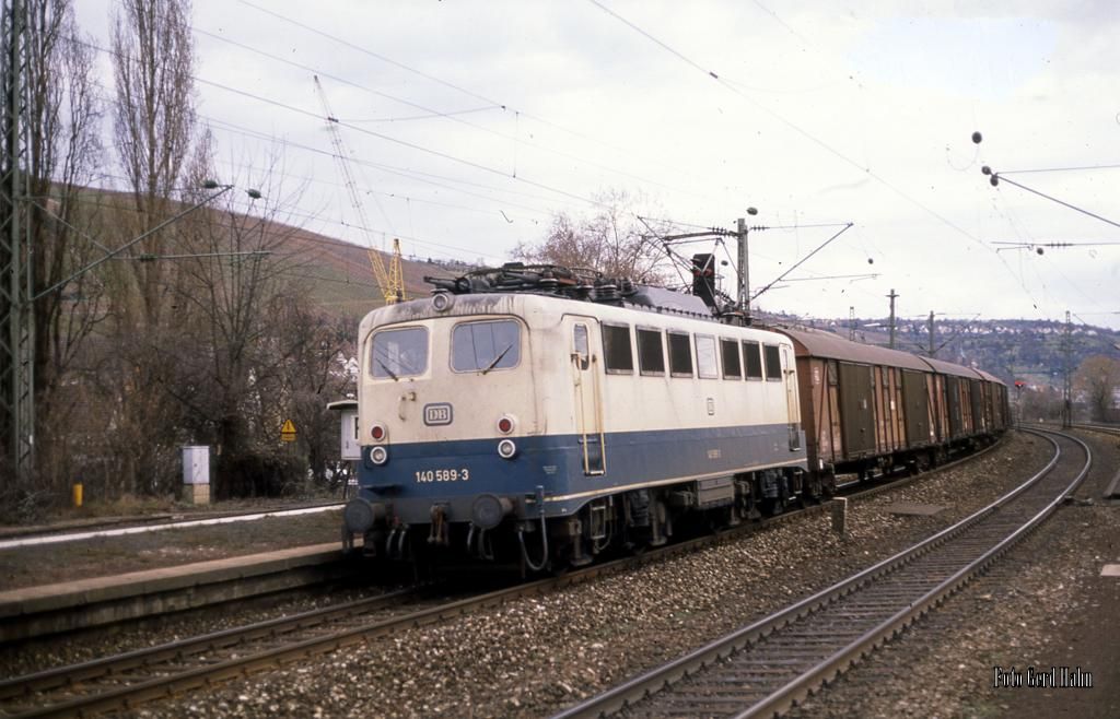 140589 mit Güterzug durch Stuttgart - Untertürkheim am 3.3.1989 um 12.47 Uhr.