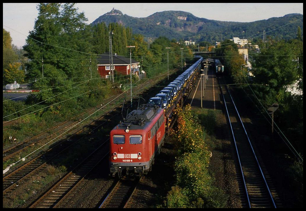 140600 fährt am 14.10.2003 um 10.08 Uhr mit einem Autotransport Zug durch Bad Honnef in Richtung Süden.