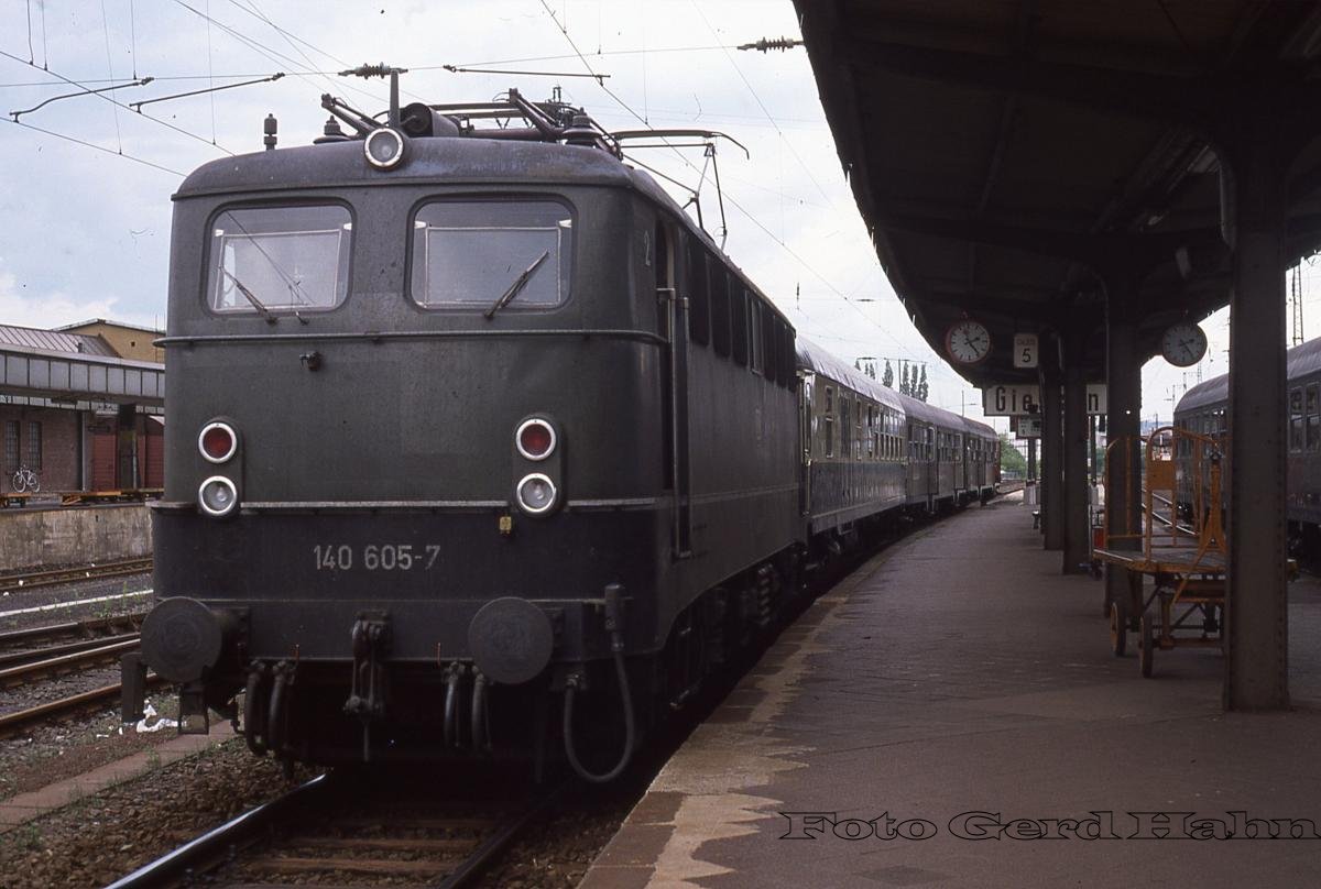 140605 mit N nach Friedberg am 6.7.1988 um 14.26 Uhr im Bahnhof Gießen.