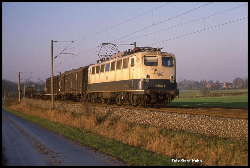 140647 war am 23.3.1991 um 9.34 Uhr bei Vehrte mit einem Güterzug in Richtung Bremen unterwegs.