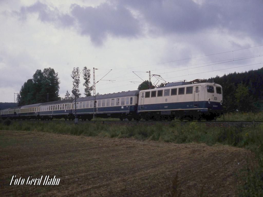 140653 mit N 8615 am 22.8.1988 um 14.00 Uhr hier kurz vor dem Bahnhof Natrup - Hagen auf dem Weg nach Osnabrück.